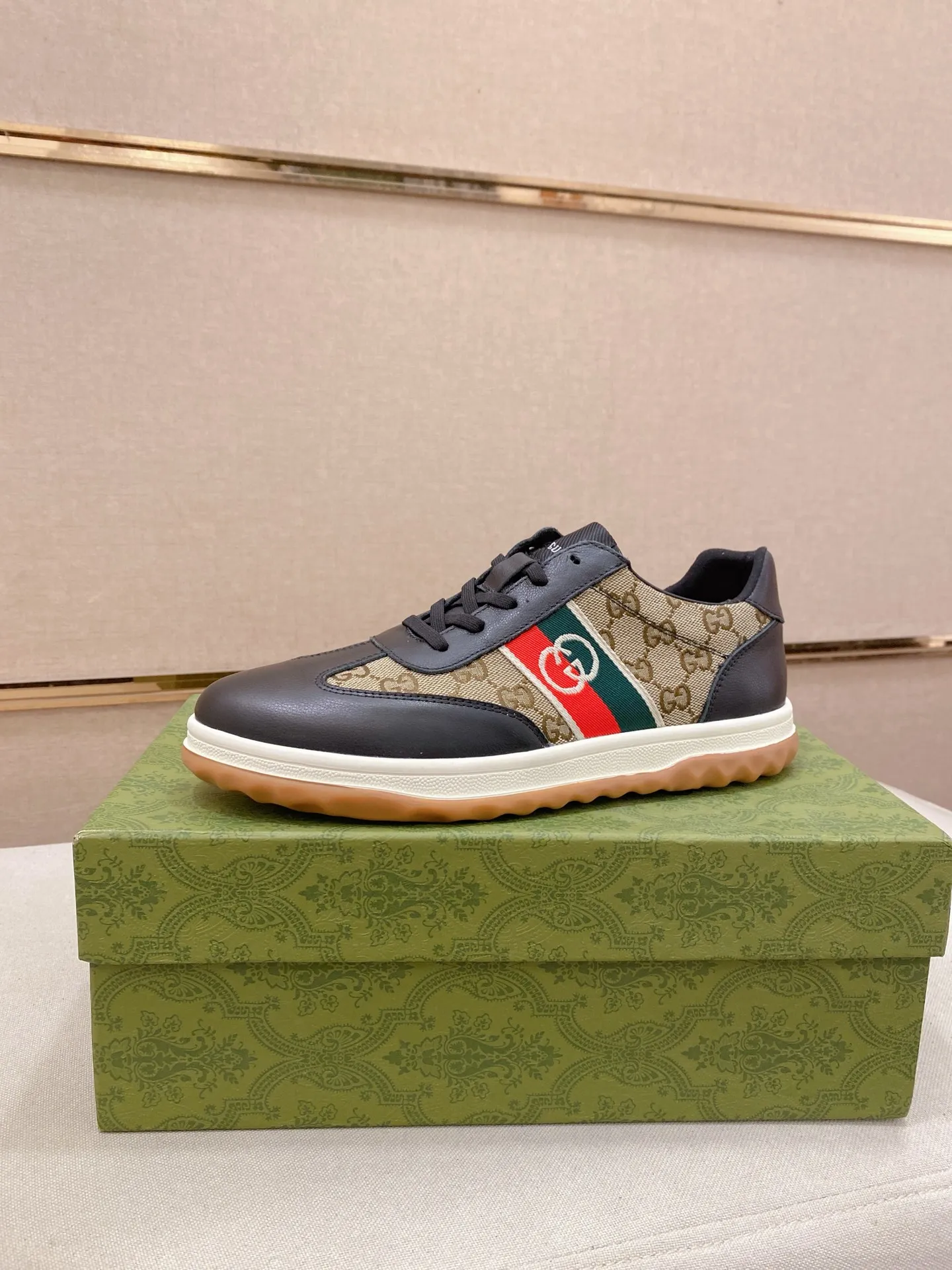 Men's shoes 💰 420 💰 High-quality new GUCCI counters are launched simultaneously. The new men's shoes, 😘fabrics are selected from imported cowhide, and the lining is sheepskin lining. 👍🏿 High-end ☄️ air-cushion molded anti-slip rubber outsole, exquisite lines, simple and elegant, comfortable and high-end for leisure travel. Code number: 38 to 44 (45 can be customized and cannot be returned or exchanged)